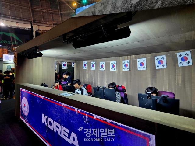 대한민국 대표팀이 경기 전 장비를 점검하고 있다 사진류청빛 기자