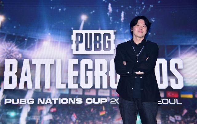 장태석 크래프톤 PUBG IP 프랜차이즈 총괄이 무대에서 기념 사진을 찍고 있다 사진크래프톤