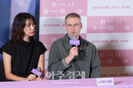 [포토] 인사말 하는 프레드릭 쇨베르 감독 (하나 코리아 기자간담회)