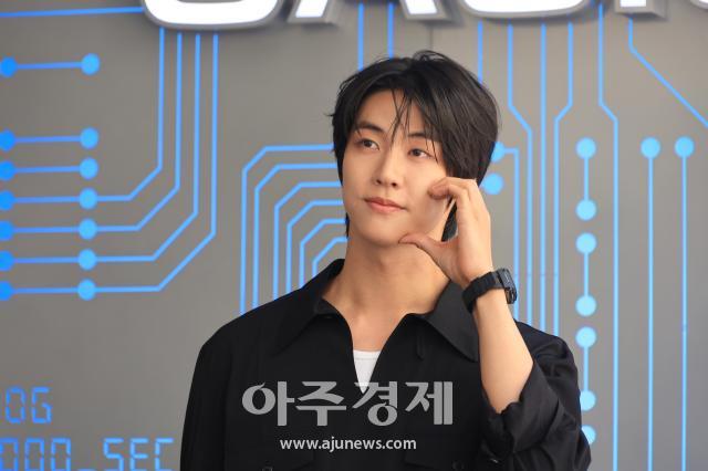 배우  26일 서울 강남구 카시오 스토어 도산에서 열린 시계 브랜드 카시오CASIO 플래그십 스토어 오픈 1주년 기념 행사에 참석해 포즈를 취하고 있다 20260626