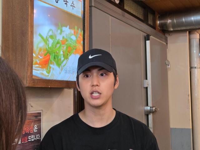 예산시장 내 신광정육점을 운영하는 김국헌 점주가 26일 기자들과 인터뷰하고 있다 사진조재형 기자