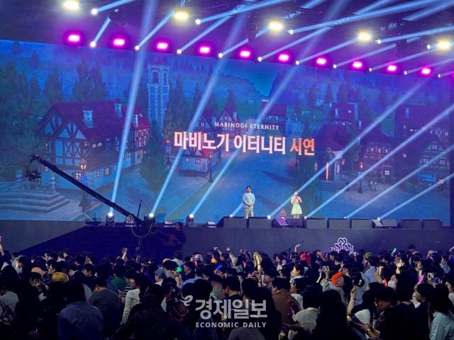민경훈 넥슨 마비노기 총괄 디렉터가 마비노기 이터니티 시연을 깜짝 공개하고 있다 사진류청빛 기자