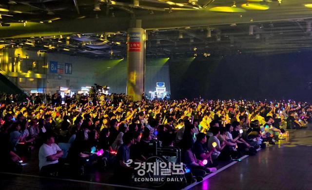 응원봉을 흔들며 쇼케이스를 관람하는 방문객들 사진류청빛 기자