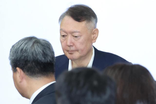 윤석열 전 대통령이 26일 서울 서초구 서울중앙지법에서 열린 특수공무집행방해 직권남용 권리행사방해 등 혐의 사건 1차 공판에 출석하고 있다 사진연합뉴스