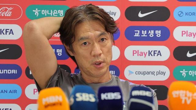 남아프리카공화국과 2026 북중미 월드컵 A조 조별리그 3차전을 치른 뒤 취재진 질문에 답하는 한국 축구 국가대표팀 홍명보 감독 사진연합뉴스