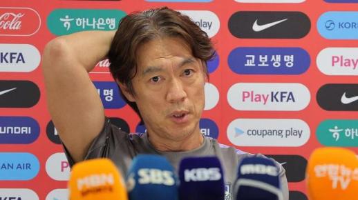 [이동건의 심리렌즈] 홍명보 감독은 왜 계속 버티고, 남 얘기처럼 말했을까?