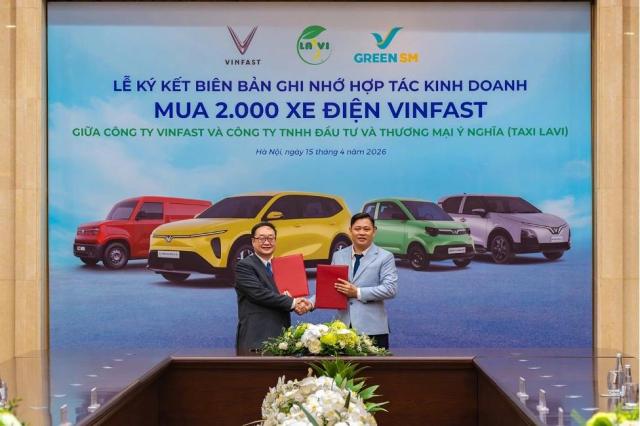 지난 4월 쩐 레 프엉 GSM 글로벌 부총괄사장왼쪽과 라비 택시Lavi Taxi 운영사인 이응 이아 투자무역 유한책임회사 응우옌 꾸옥 중 이사회 의장이 협력 체결식에서 함께했다 사진GSM 제공
