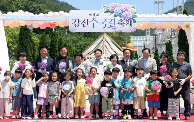 지난 26일부터 28일까지 3일간 강진군 강진읍 보은산 V랜드 일원에서 열린 제4회 강진수국길축제가 5만여명의 관광객들이 북적인 가운데 성황리에 막을 내렸다사진강진군