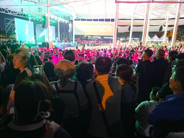 야간 공연장은 객석과 통로까지 관람객으로 가득 차 대한민국 대표 여름축제의 위상을 실감케 했다사진김옥현 기자