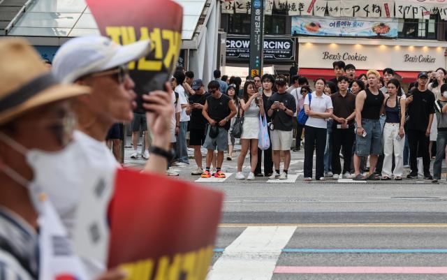 Citizens watch a rally calling for a presidential election rerun organized by the conservative youth group BOSS Hongdae as participants march through the Hongdae area in Seoul on June 27, 2026. AJP Yoo Na-hyun