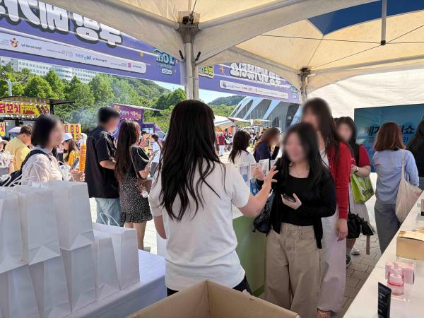 부산원아시아페스티벌BOF 현장에서 방문객들이 쿠팡 메가뷰티쇼 부스 이벤트에 참여하고 있다 사진쿠팡