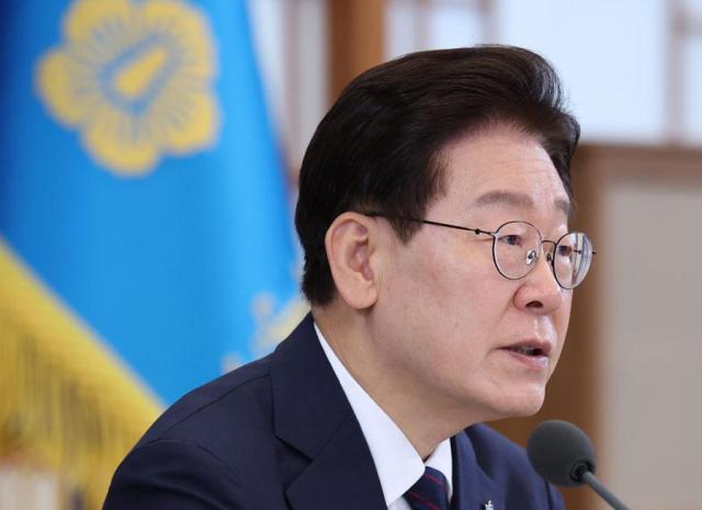 Lees approval rating remains below 50% for another week