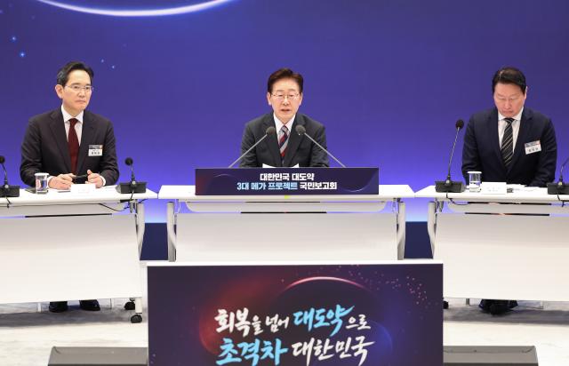 이재명 대통령이 29일 청와대에서 열린 3대 메가프로젝트 국민보고회에서 발언하고 있다왼쪽부터 이재용 삼성전자 회장 이 대통령 최태원 SK그룹 회장사진청와대통신사진기자단
