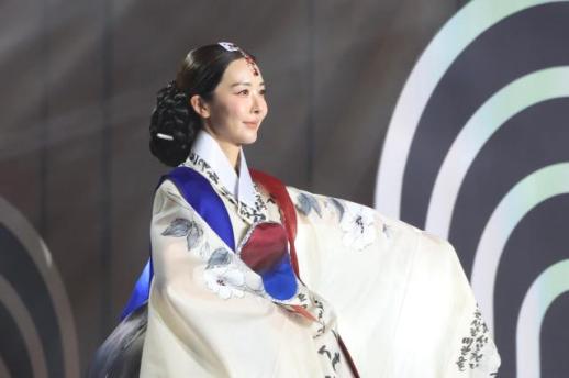 Wearing Korea: 372 stories stitched together by hanbok