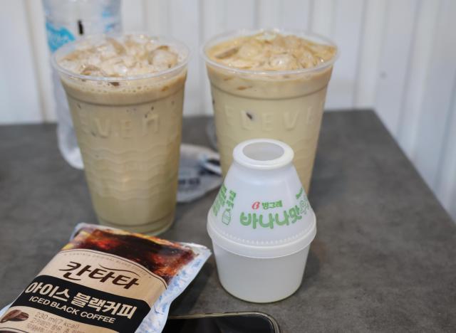 Foreign tourists show off homemade banana milk lattes in Myeong-dong, central Seoul, on June 29, 2026. AJP Yoo Na-hyun
