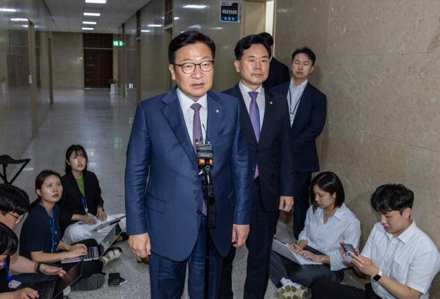 정점식 국민의힘 원내대표왼쪽와 김승수 원내운영수석부대표가 29일 국회에서 민주당 원내대표단과 22대 하반기 국회 원 구성 협상을 마친 뒤 결렬 이유를 설명하고 있다사진연합뉴스