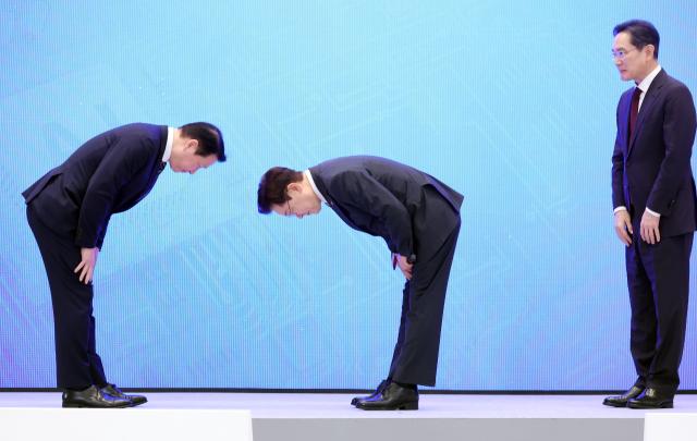 이재명 대통령이 29일 청와대에서 열린 3대 메가프로젝트 국민보고회에서 기업 투자계획 발표 후 최태원 SK그룹 회장에게 인사하고 있다 오른쪽은 이재용 삼성전자 회장 사진연합뉴스