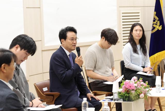 안민석 경기도교육감 당선인이 29일 서울대 사범대에서 교사·예비교사 대상 토크콘서트를 통해 경기교육 방향을 이야기하고 있다 사진안민석 인수위
