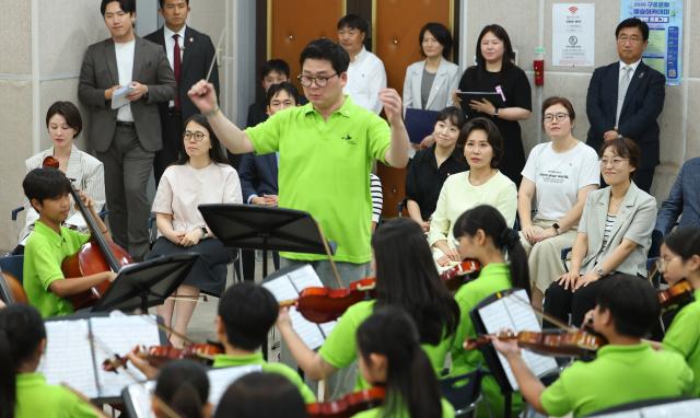 김혜경 여사가 29일 서울 구로아트밸리를 찾아 꿈의 오케스트라 단원들의 합주를 감상하고 있다 사진연합뉴스