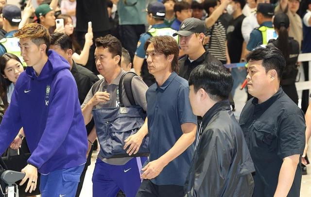 월드컵 32강 불발 축구대표팀, 야유 받으며 귀국