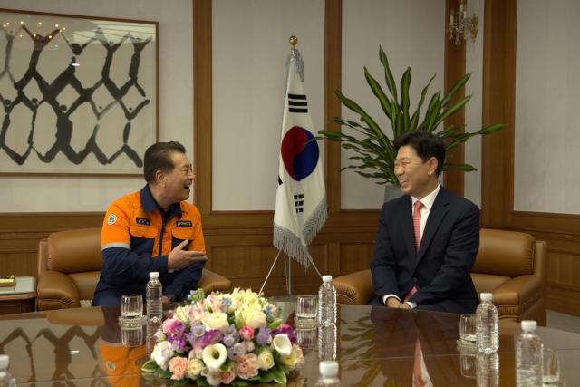  박용선 포항시장오른쪽이 장인화 포스코 회장을 만나 협력을 약속했다 사진연합뉴스