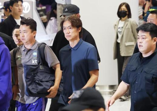 韩国国足归国 主帅洪明甫遭球迷批评