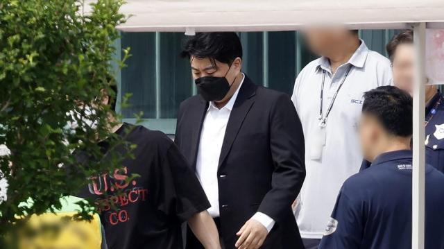 가수 김호중이 30일 경기 여주시 소망교도소에서 보석 출소하고 있다 사진연합뉴스