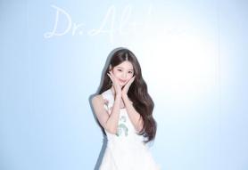 IVEs Jang Wonyoung shines Seoul skincare event