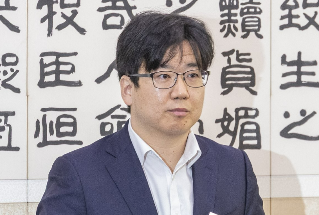 최재현 서울중앙지검 부부장 검사가 작년 10월 27일 서울 여의도 국회 법제사법위원회에서 열린 2025년 국정감사에 출석해 인사하고 있다 사진연합뉴스
