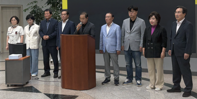 63지방선거에 출마해 낙선한 경산 전 시의원들과 국민의힘 전현직 당원들이 30일 경산시의회에서 조지연의원을 규탄하는 성명서를 발표했다 사진권용현 기자
