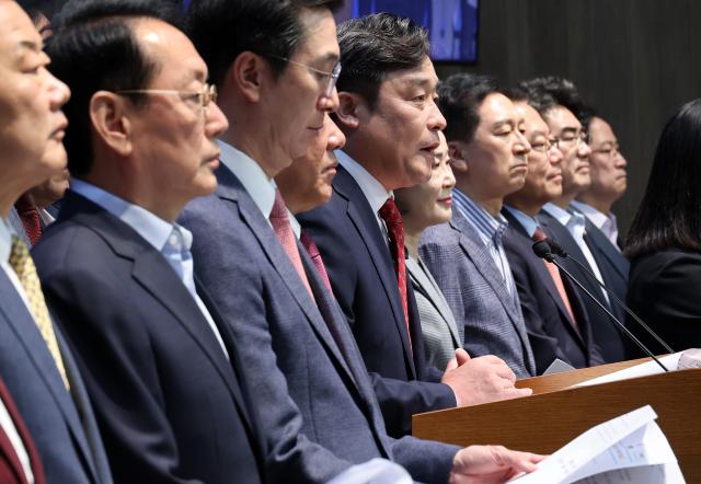 정동만 부산시당위원장과 부산·울산·경남에 지역구를 가진 국민의힘 의원들이 30일 국회 소통관에서 열린 호남 반도체 투자 관련 합동 기자회견에서 부·울·경이 생산 거점 검토에서 배제된 것을 두고 자료 공개를 요청하고 있다 사진연합뉴스