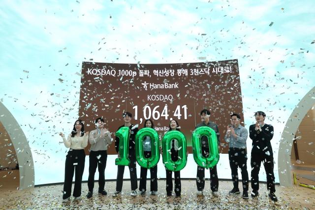 코스닥 지수가 4년 만에 1000을 넘은 1월 26일 오후 서울 중구 하나은행 본점 딜링룸에서 직원들이 기념 행사를 하고 있다 사진유대길 기자 dbeorlf123ajunewscom