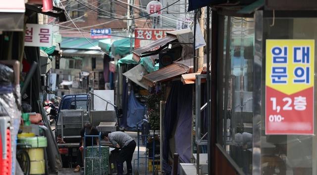 돈 없어 폐업도 못하는 소상공인들...정부 지원 다각화해야