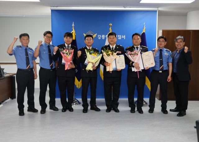 강릉해양경찰서가 경찰서에서 모범공무원 표창 수여식과 경찰공무원 승진 임용식을 개최하고 있다 사진강릉 해경