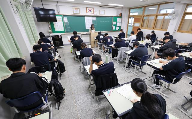 2027학년도 대학수학능력시험 6월 모의평가가 열린 4일 서울 송파구 잠신고등학교에서 학생들이 시험 준비를 하고 있다 사진연합뉴스