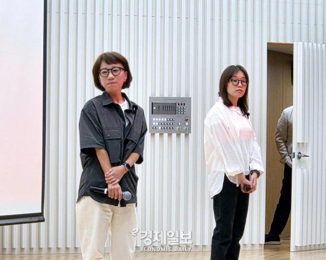 김미후 넷플릭스 한국 마케팅 부문 디렉터왼쪽과 이강이 넷플릭스 한국 프로덕트 머천다이징 부문 디렉터오른쪽이 발표 이후 QA를 진행하고 있다 사진류청빛 기자