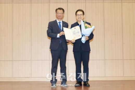 [포토] ​​​​​​​성백광, 제4회 아주경제 보훈 신춘문예 대상 수상