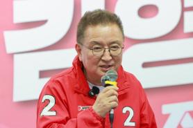 Prosecutors Raid Office of Chungbuk Governor Kim Young-hwan Over Bribery Allegations