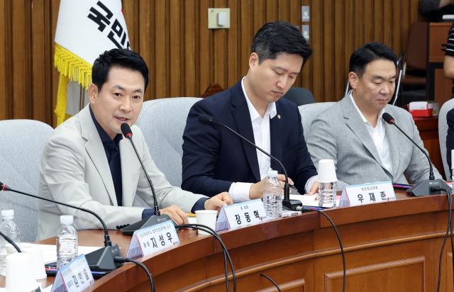 장동혁 국민의힘 대표왼쪽가 30일 국회에서 열린 부정·무능 선관위 해체 수준의 쇄신 및 재선거 촉구를 위한 6·3 참정권 박탈 사태 청년·대학생 시국 대토론회에서 발언하고 있다 사진연합뉴스