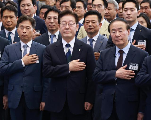 이재명 대통령이 30일 광주 김대중컨벤션센터에서 열린 서남권 첨단산업 발전비전 국민보고회에서 국민의례를 하고 있다
왼쪽부터 곽노정 SK하이닉스 대표 이재명 대통령 전영현 삼성전자 부회장 사진연합뉴스