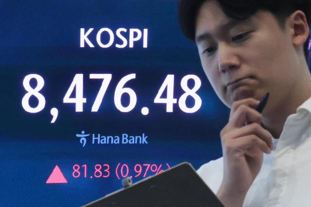 AI investment push, chip rally lift KOSPI; KOSDAQ slips