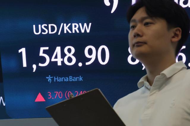 The exchange rate is displayed on a board at Hana Bank’s headquarters dealing room in Seoul on June 30 Yonhap