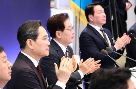 Samsung, SK hynix unveil combined 825 tln won investment plans for southwest Korea