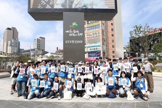 SGI서울보증이 지난 27일 서울 은평구 연신내 일대에서 도심 쓰레기 수거 활동인 플로깅을 실시했다 사진SGI서울보증