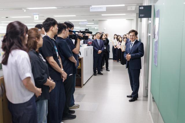 30일 오후 수원특례시 경기도청에서 김동연 경기도지사가 직원 순회인사를 진행하고 있다 사진경기도