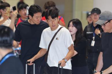 [북중미 월드컵] "고개 숙이지 말아요"…'32강 불발' 손흥민, 축구 팬 위로 속 귀국