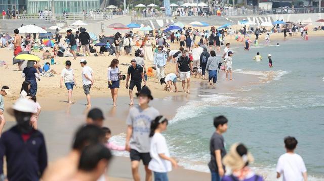 부산 해운대해수욕장에서 피서객들이 더위를 식히는 모습 사진연합뉴스