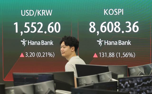 1일 오전 서울 중구 하나은행 딜링룸 사진연합뉴스