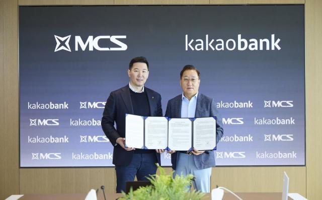 윤호영 카카오뱅크 대표오른쪽가 몽골 MCS그룹과 업무협약을 맺고 기념촬영을 하고 있다 사진연합뉴스