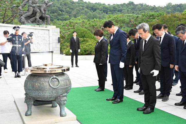 오세훈 서울시장이 1일 오전 동작구 국립서울현충원을 방문해 민선 9기 자치구 구청장들과 현충탑에 참배하고 있다 사진서울시